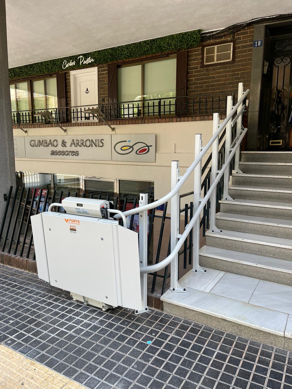 Ejemplo de instalación de silla salvaescaleras financiada para particulares en Alicante