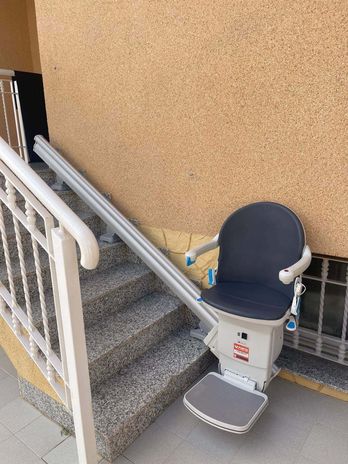 Silla salvaescaleras instalada en vivienda unifamiliar en Alicante por Forte Salvaescaleras