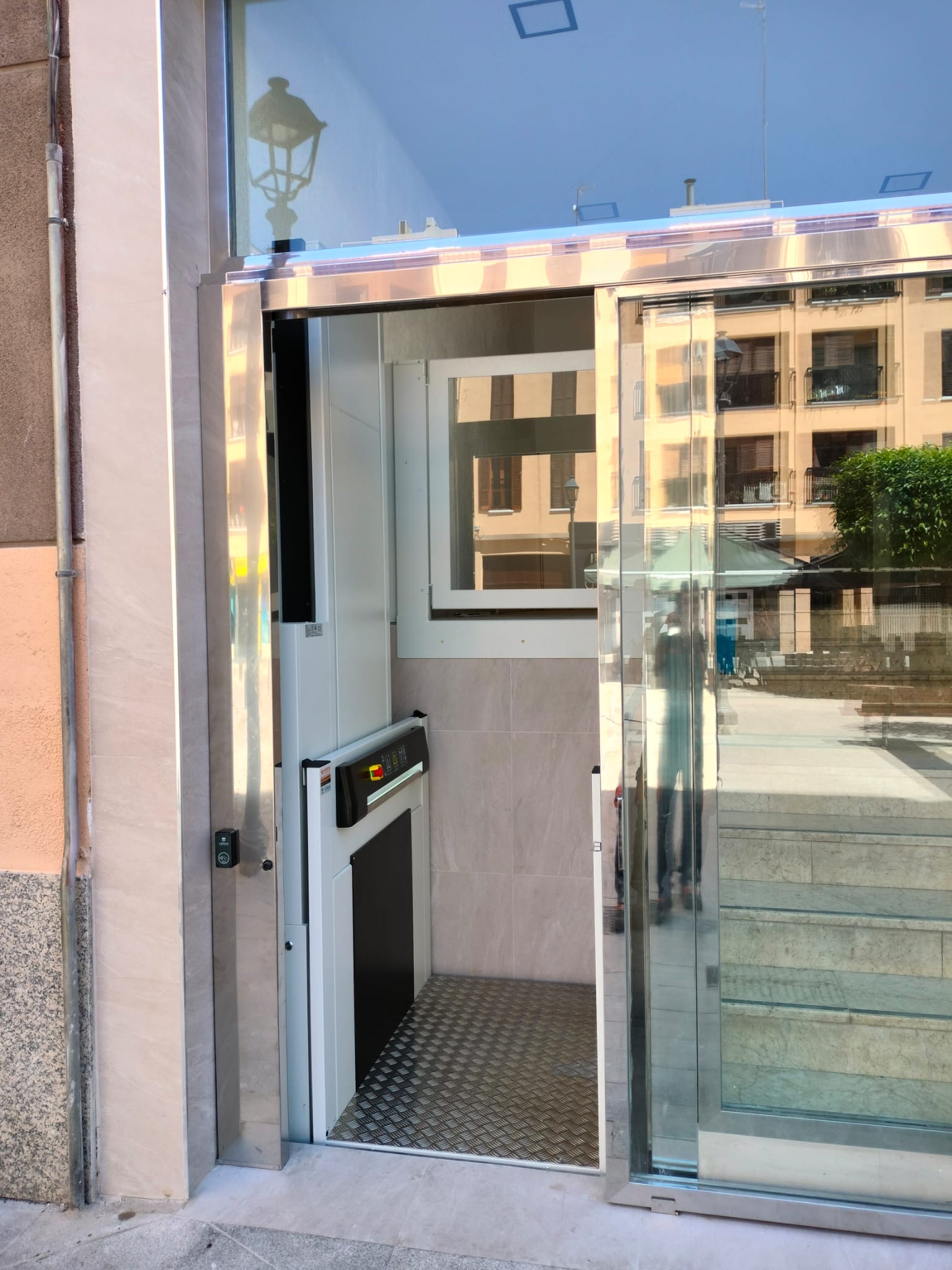 Detalle de mecanismos de seguridad en plataforma elevadora instalada por expertos