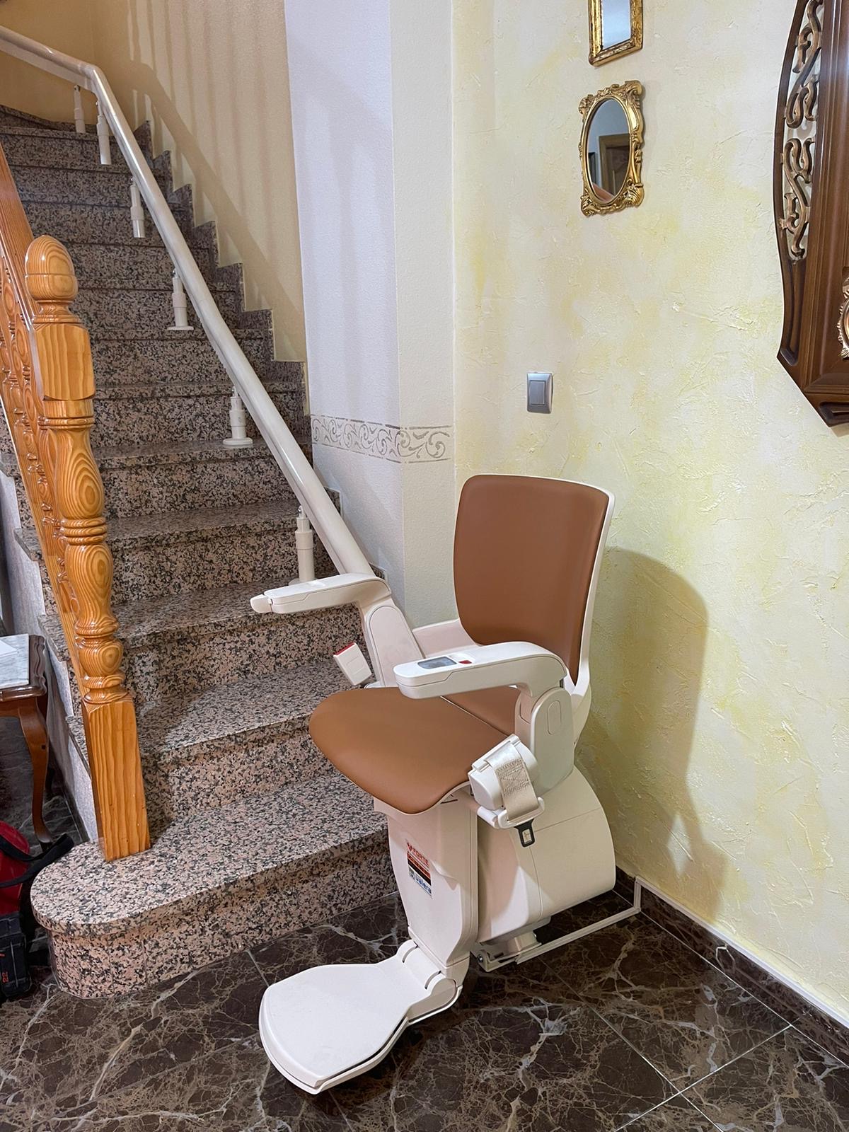 Elevador hidráulico para piscinas en Murcia, facilitando el acceso a personas con movilidad reducida