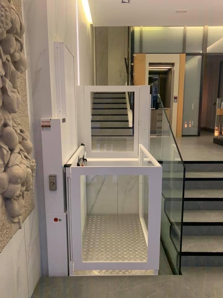 Instalación personalizada de silla salvaescaleras para tramos curvos y estrechos