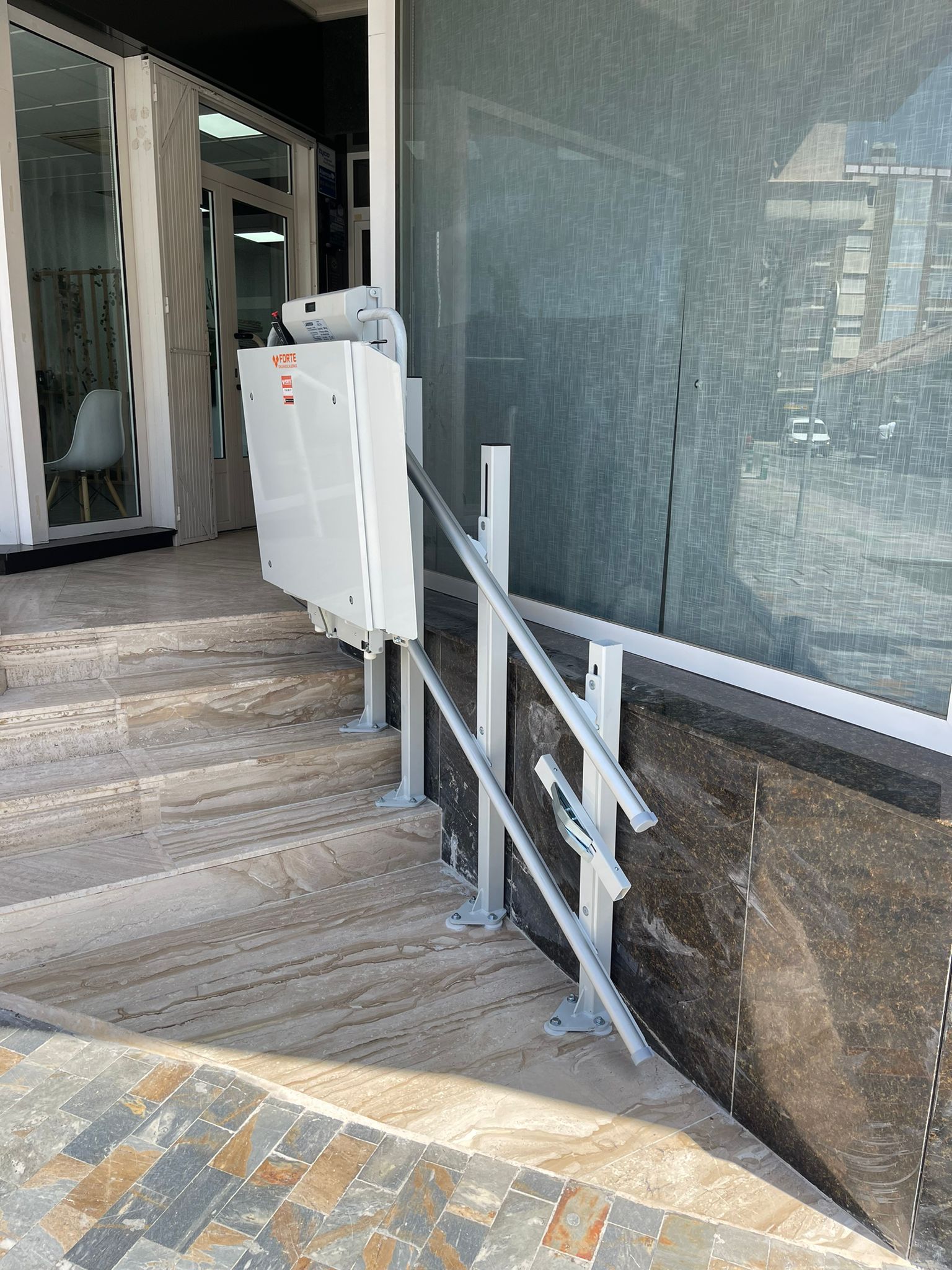 Instalación de plataforma salvaescaleras resistente a la intemperie en zona comunitaria