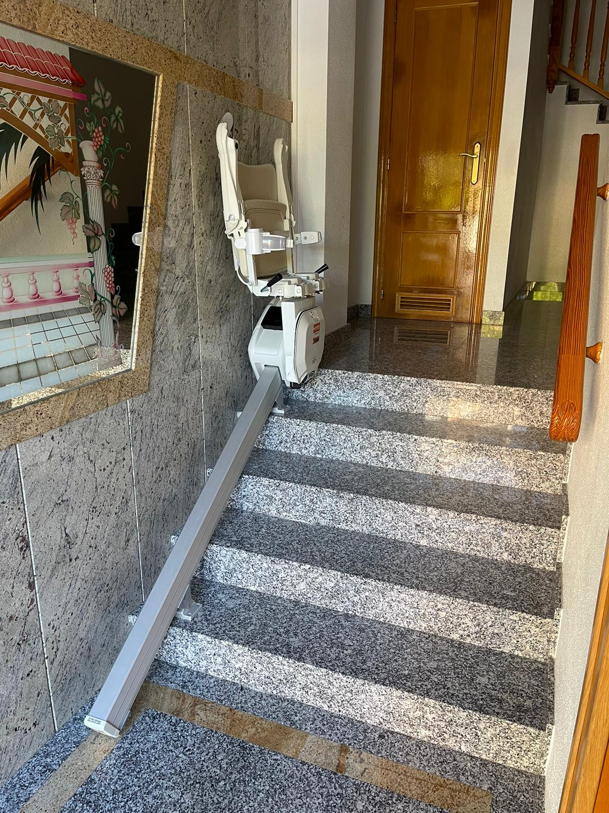 Silla elevadora de diseño moderno integrada en la decoración de una vivienda particular