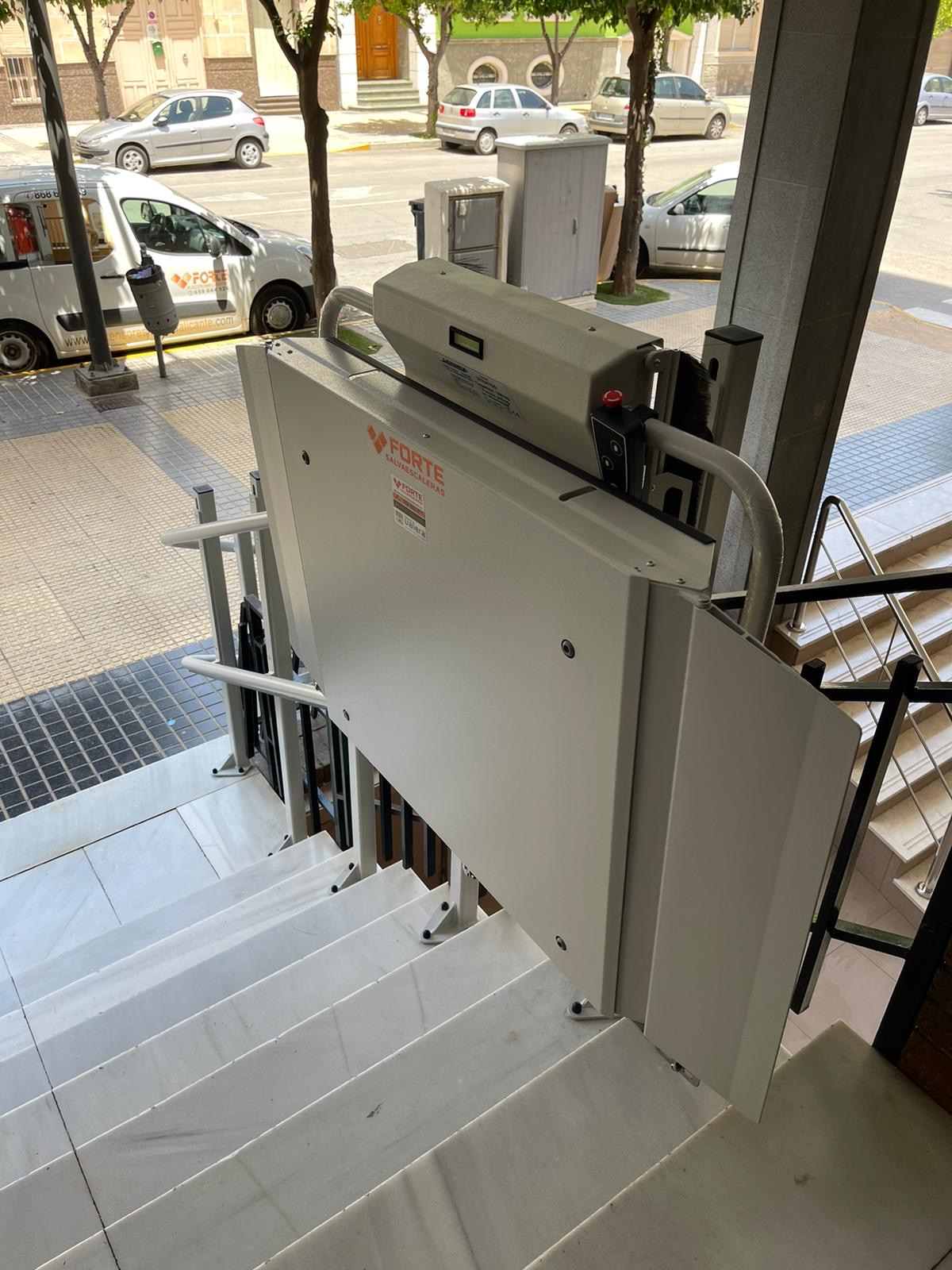 Servicio técnico y mantenimiento de salvaescaleras en Murcia y Alicante con atención 24h