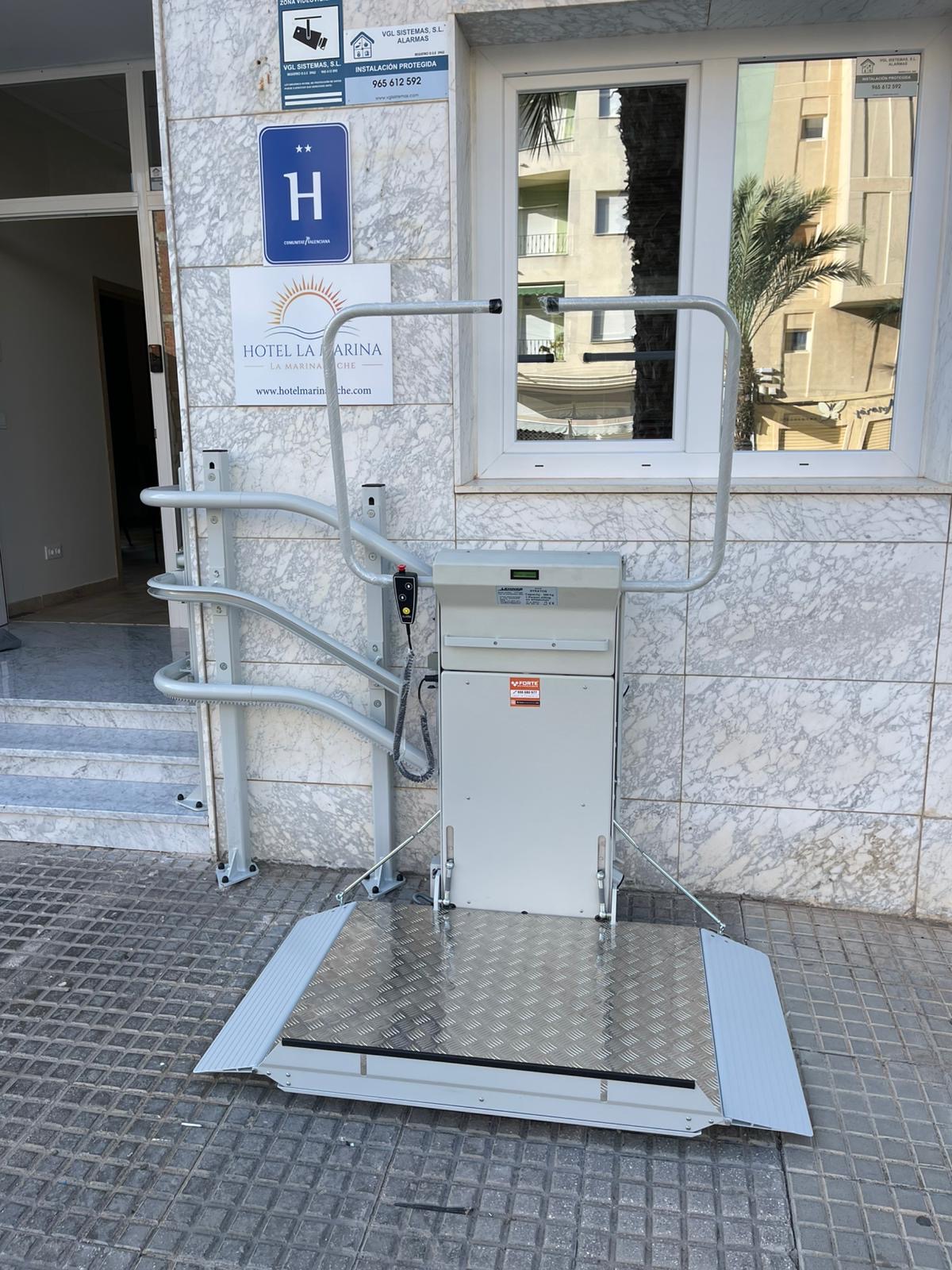 Reforma de portal con eliminación de barreras arquitectónicas e instalación de plataforma