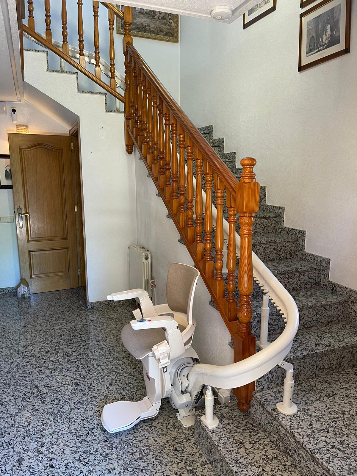 Venta e instalación de silla salvaescaleras recta en Murcia con montaje en 24-48 horas